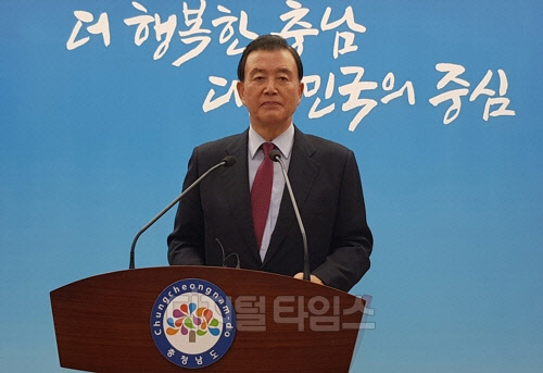 기자회견하는 홍문표 자유한국당 의원 <연합뉴스>